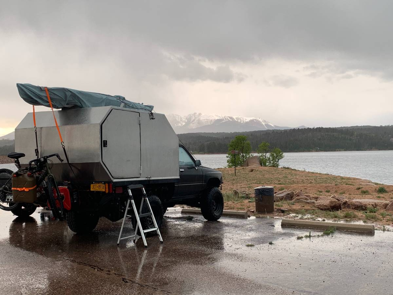 Illustration for article titled At $5,200, Is This 1987 Toyota 4X4 Custom Camper an Apocalypse Wow?